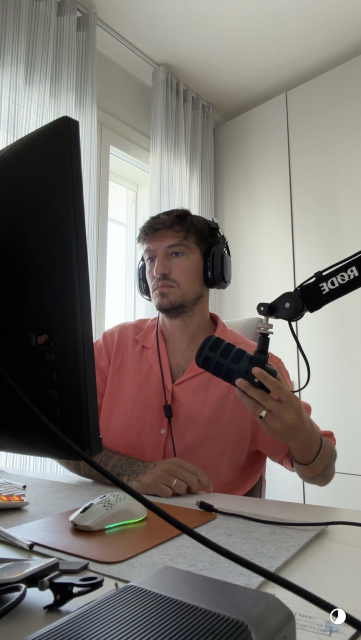 Andrea Delle Foglie al lavoro nel suo studio